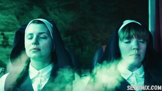 Maddie McGuire, Corrin Evans escena lésbica sexy en Exorcismo a 60.000 pies