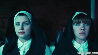 Maddie McGuire, Corrin Evans escena lésbica sexy en Exorcismo a 60.000 pies