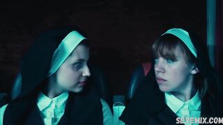 Maddie McGuire, Corrin Evans escena lésbica sexy en Exorcismo a 60.000 pies