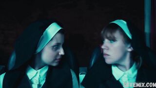 Maddie McGuire, Corrin Evans escena lésbica sexy en Exorcismo a 60.000 pies