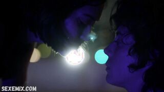 Mishel Prada e Roberta Colindrez scena lesbica in Vida s03e04 (2020)