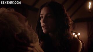 La calda Janet Montgomery, scena sexy a Salem s01e01 2014