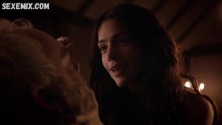 La calda Janet Montgomery, scena sexy a Salem s01e01 2014