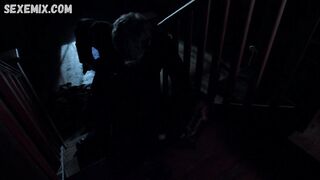 Azure Parsons a cuatro patas en las escaleras, escena en Salem 2014