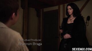 Beso lésbico de Janet Montgomery, escena en Salem 2014