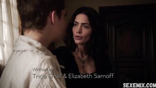 Beso lésbico de Janet Montgomery, escena en Salem 2014