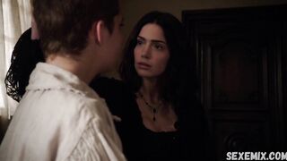 Beso lésbico de Janet Montgomery, escena en Salem 2014