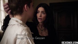 Beso lésbico de Janet Montgomery, escena en Salem 2014