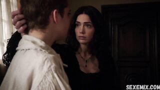 Beso lésbico de Janet Montgomery, escena en Salem 2014