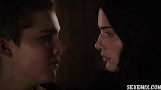 Beso lésbico de Janet Montgomery, escena en Salem 2014