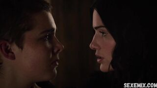 Beso lésbico de Janet Montgomery, escena en Salem 2014