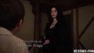 Beso lésbico de Janet Montgomery, escena en Salem 2014