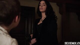 Beso lésbico de Janet Montgomery, escena en Salem 2014