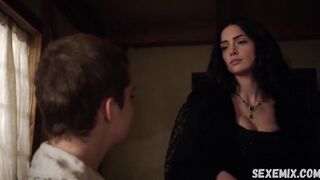 Beso lésbico de Janet Montgomery, escena en Salem 2014