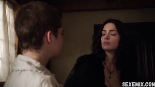 Beso lésbico de Janet Montgomery, escena en Salem 2014