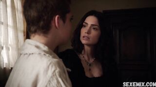 Beso lésbico de Janet Montgomery, escena en Salem 2014