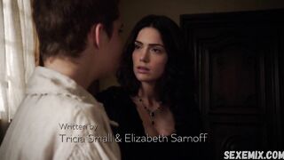 Beso lésbico de Janet Montgomery, escena en Salem 2014