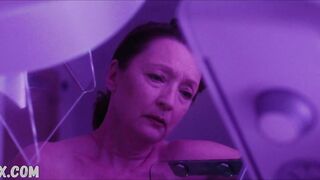 Lesley Manville Desnudándose, escena erótica en Ordinary Love (2019)