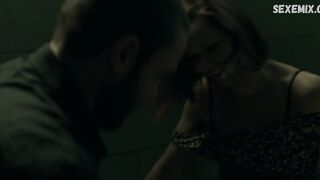 Jordana Spiro follada en el baño, escena en - Ozark s02e04 (2018)