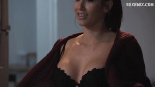 Kayla Eva en ropa interior, escena en Undercover Brother 2 (2019)