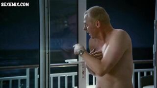 Megan Fox se desnuda, escena de Cómo perder amigos y alienar a la gente (2008)