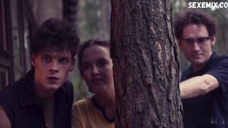 Kinga Jasik en topless, Escena de trasero en el bosque