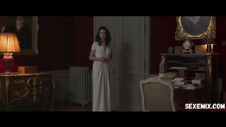 Olga Kurylenko mojada con un vestido blanco, escena en Les traducteurs