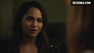 Monica Raymund, Gia Crovatin Escena lésbica en Hightown