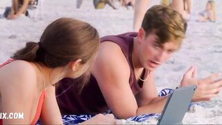 Joey King, Meganne Young, escena sexy en bikini en The Kissing Booth 2 (2020)