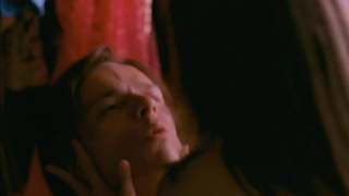 Melanie Gutteridge sexy escena de pechos en G:MT – Greenwich Mean Time (1999)