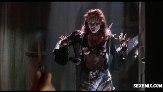 Los pechos de Melinda Clarke, escena sexy en El regreso de los muertos vivientes III (1993)