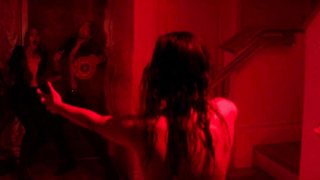 Milena Gorum desnuda, escena erótica de The Black Room (2016)