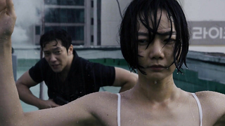 Doona Bae nuda, scena erotica da Sense8 s02e03, scena erotica da04 (2017)