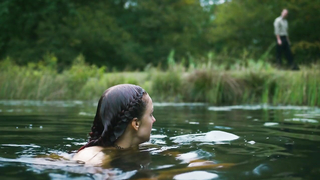 Josefine Christofferson nue, scène érotique de BackStroke (2017)