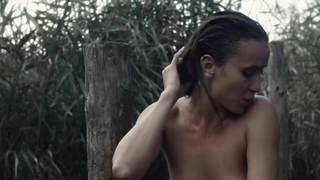 Peri Baumeister nuda, scena erotica da The Last Kingdom s02e06 (2017)