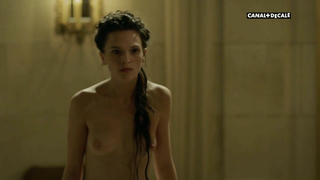 Anna Brewster nue, scène érotique de Versailles s02e07 (2017)