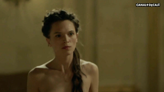 Anna Brewster nue, scène érotique de Versailles s02e07 (2017)