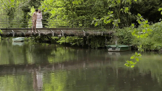 Lea Mesnil desnuda, escena erótica de Trois (2013)