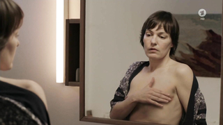 Nicolette Krebitz desnuda, escena erótica de Alle fur eine (2015)