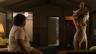 Kate Nash desnuda, escena erótica de GLOW s01e04 (2017)