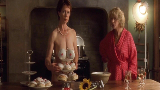 Helen Mirren desnuda, Celia Imrie desnuda, Julie Walters desnuda, Penélope Wilton desnuda, escena erótica de Calendar Girls (2003)