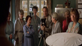 Helen Mirren desnuda, Celia Imrie desnuda, Julie Walters desnuda, Penélope Wilton desnuda, escena erótica de Calendar Girls (2003)