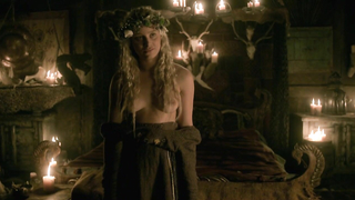 Ida Nielsen desnuda, Josefin Asplund desnuda, escena de sexo de Vikings s04e18 (2017)