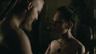 Ida Nielsen desnuda, Josefin Asplund desnuda, escena de sexo de Vikings s04e18 (2017)