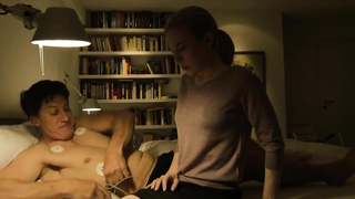 Helene Stupnicki desnuda, Nora von Waldstatten sexy, escena de sexo de Das ewige Leben (2015)