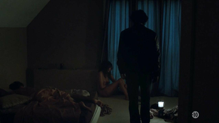 Ana Girardot nue, scène de sexe des Revenants s01e06, s02e01 (2012,2015)