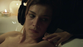 Celine Sallette desnuda, escena erótica de Les Revenants s01e02,03 (2012)