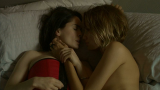 Ruta Gedmintas desnuda, Laura Fraser sexy, escena erótica de Lip Service s02e02 (2012)