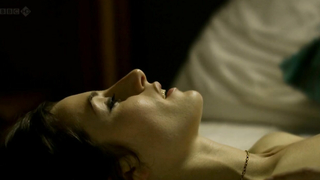 Natasha O'Keeffe desnuda, Neve McIntosh desnuda, escena de sexo de Lip Service s02e06 (2012)