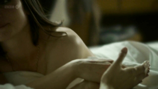 Natasha O'Keeffe desnuda, Neve McIntosh desnuda, escena de sexo de Lip Service s02e06 (2012)